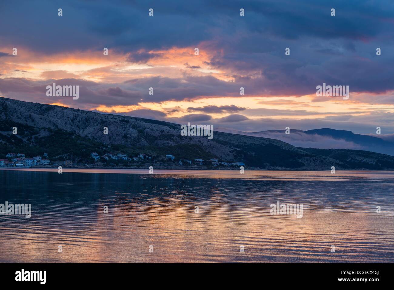 Sole all'alba sul mare Adriatico. Vista dalla baia di Baska. Isola di Krk. Croazia. Europa. Foto Stock