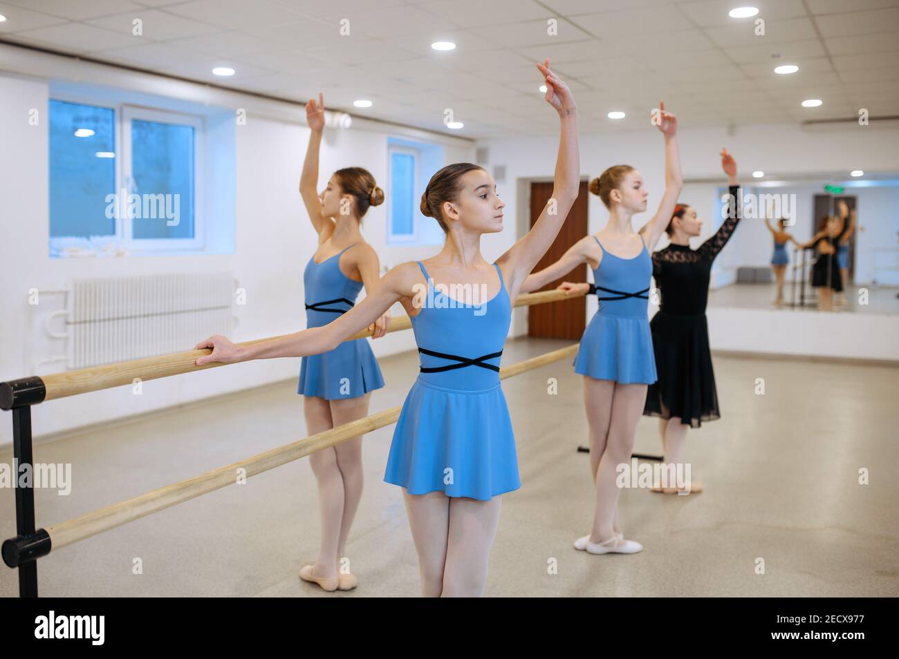 Maestro e ballerine, esercizio a barre in classe Foto Stock