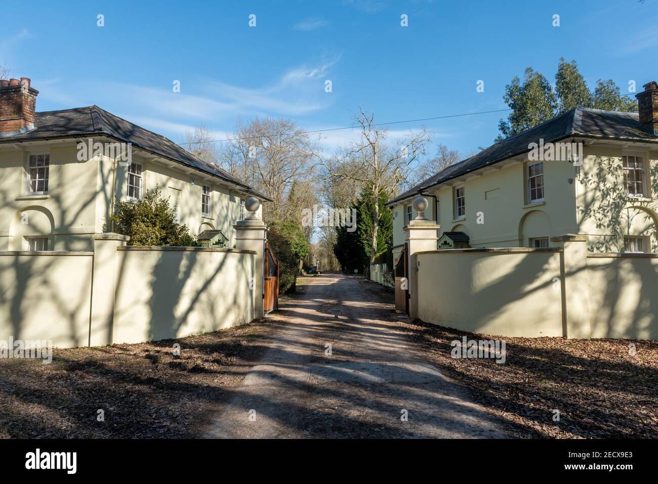 Vecchie case di guardia o casette all'ingresso della tenuta di campagna del Dogmersfield Park nell'Hampshire, Inghilterra, Regno Unito Foto Stock