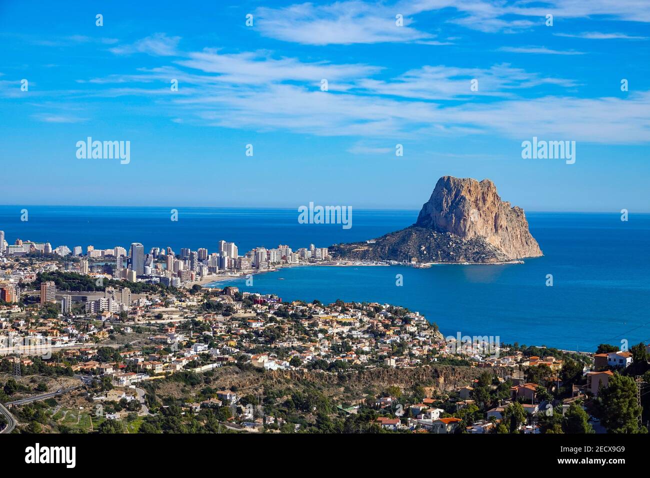 Il Peñon de'Ifach sopra il Mar Mediterraneo a Calpe, Costa Blanca, Spagna Foto Stock