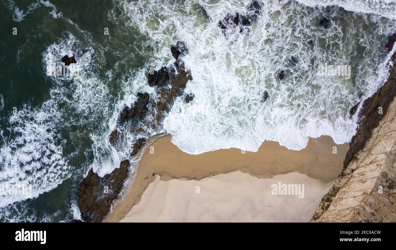 Drone vista di una spiaggia con le onde che colpiscono la riva A San Francisco, California Foto Stock