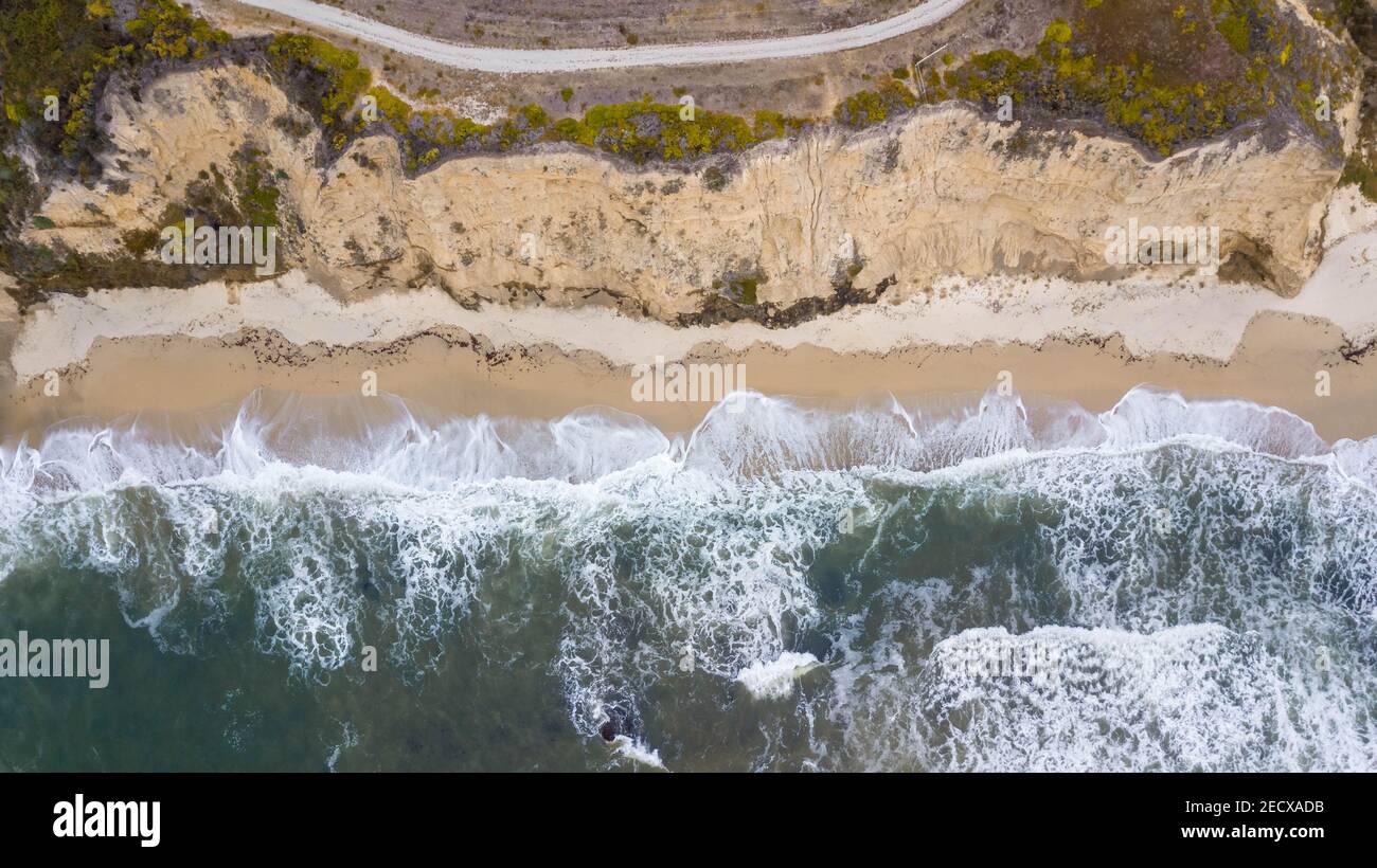 Drone vista di una spiaggia con le onde che colpiscono la riva A San Francisco, California Foto Stock