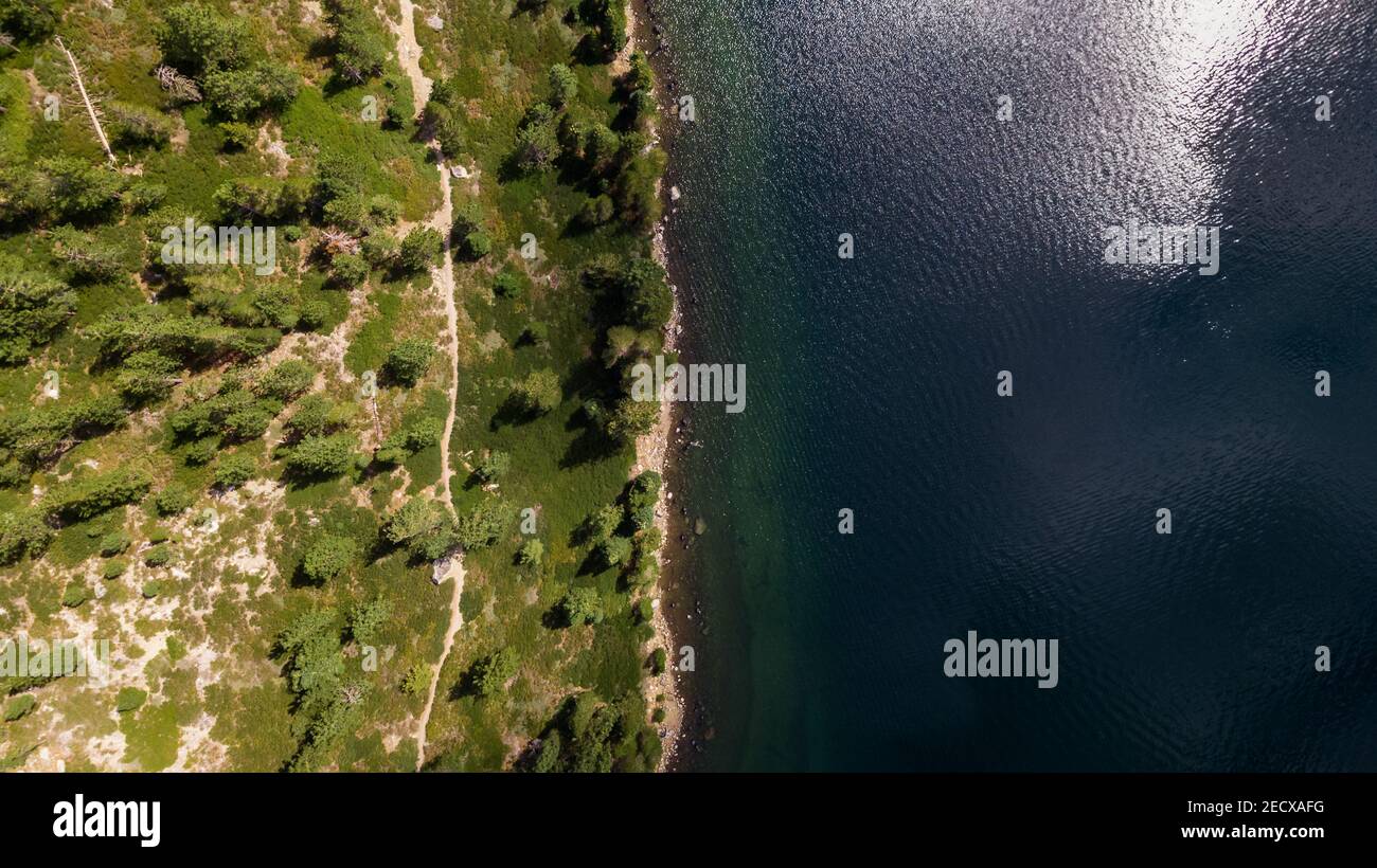 Vista sul drone della riva del lago Cascade accanto Lago Tahoe in California Foto Stock