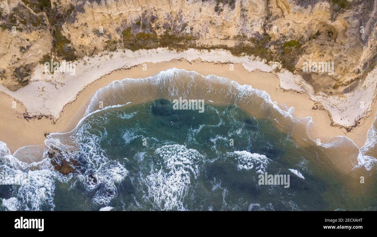 Drone vista di una spiaggia con le onde che colpiscono la riva A San Francisco, California Foto Stock