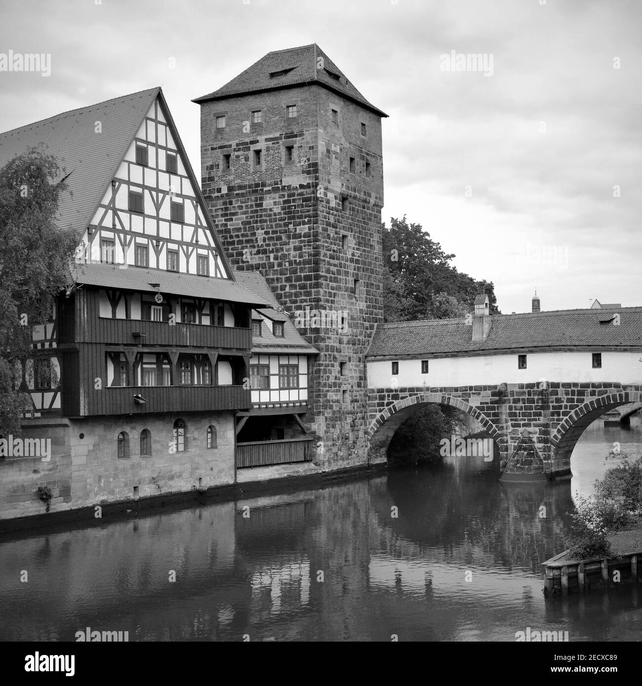 Ponte Maxbrucke sul fiume Pegnitz a Norimberga, Germania. Fotografia in bianco e nero, paesaggio tedesco Foto Stock
