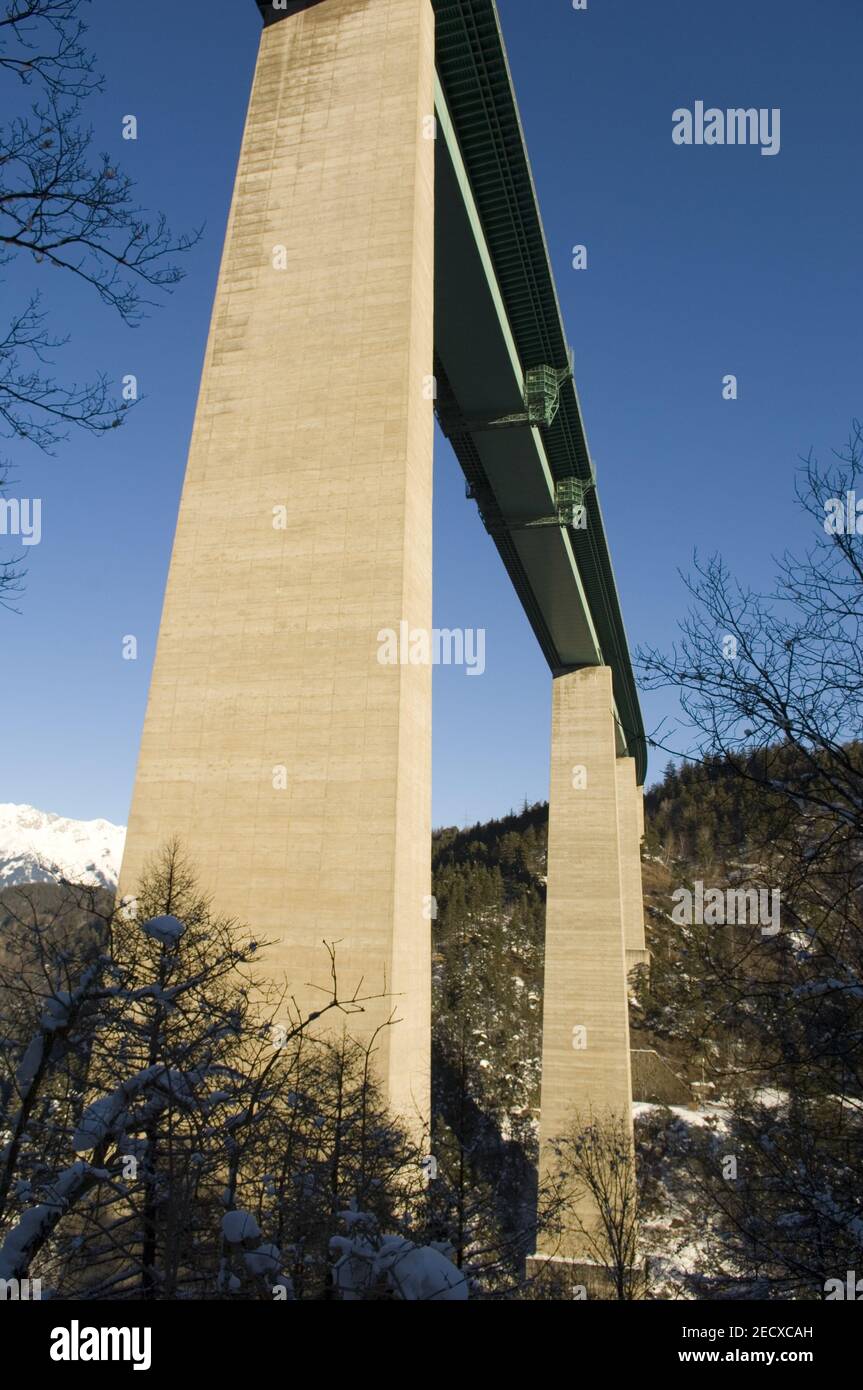 ponte europabruecke all'autostrada brennerautobahn a13 vicino schoenberg in tirol, austria Foto Stock