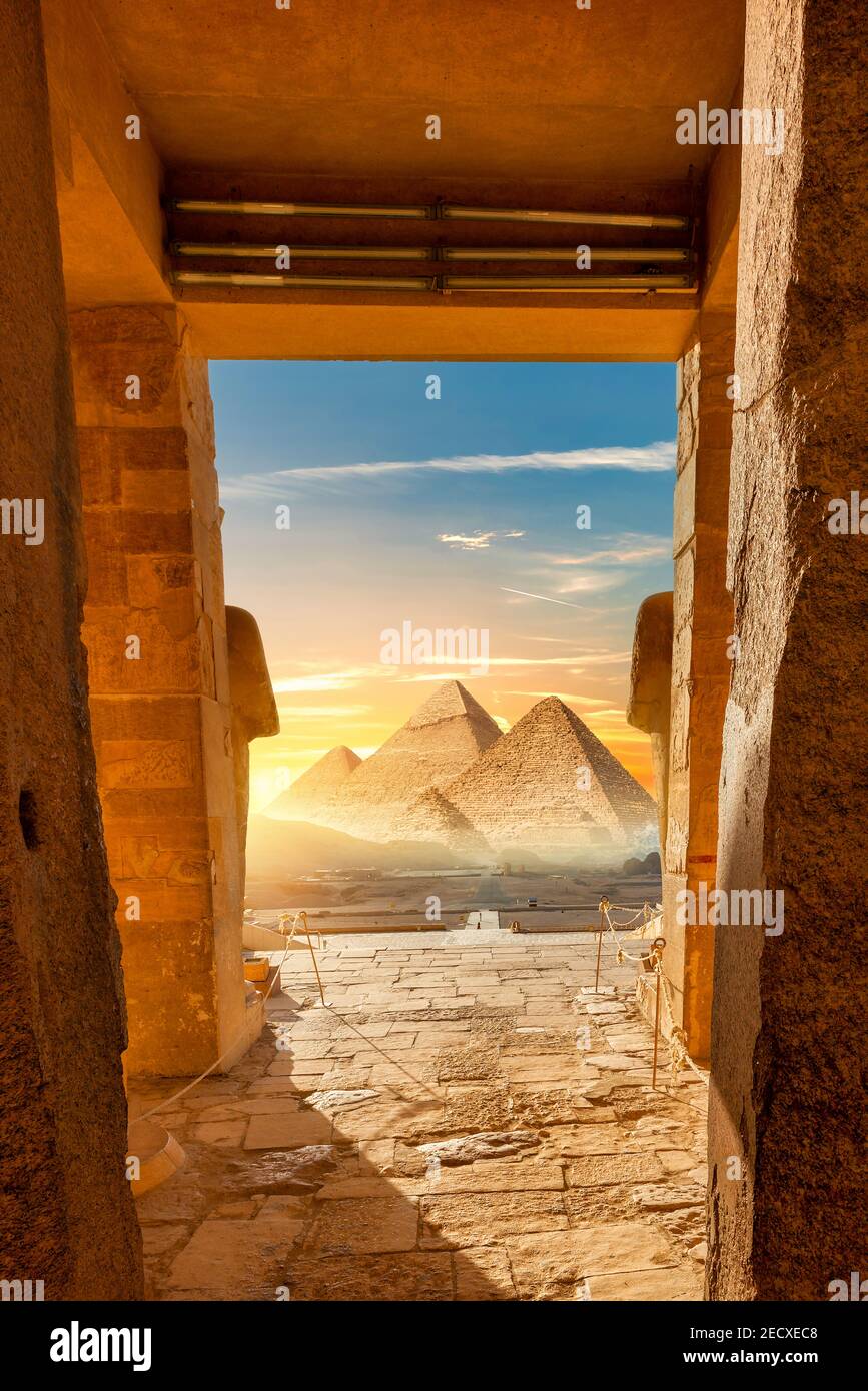 Vista dalla tomba alle piramidi d'Egitto Foto Stock