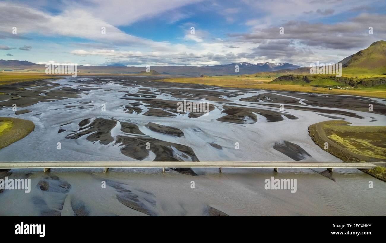 Vista mozzafiato sul paesaggio del drone di un ponte e del letto del fiume Sotto in Sud Islanda Foto Stock