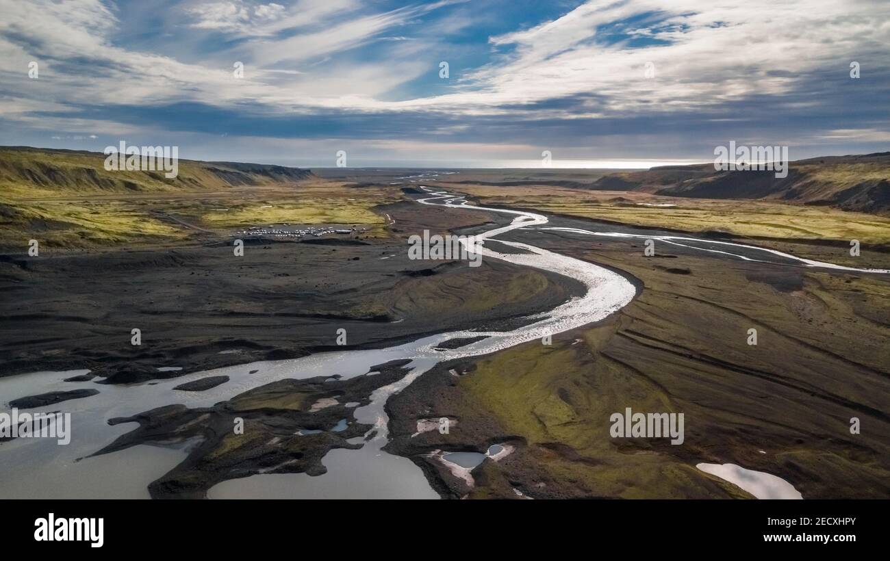Vista mozzafiato sul paesaggio dei droni di un letto del fiume nell'Islanda del Sud Foto Stock