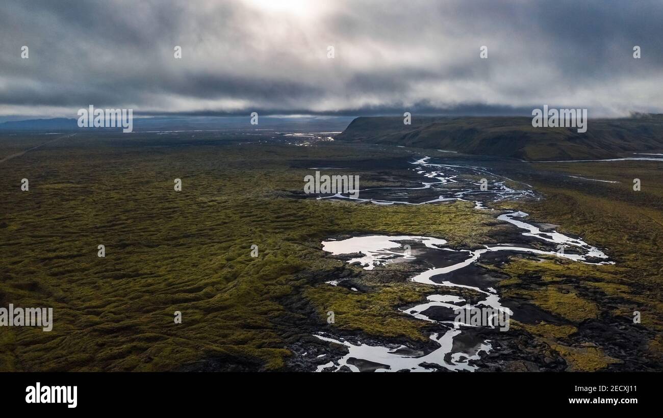 Vista mozzafiato sul paesaggio del drone di una montagna e delle pianure Insieme ad un letto di fiume nell'Islanda del Sud Foto Stock
