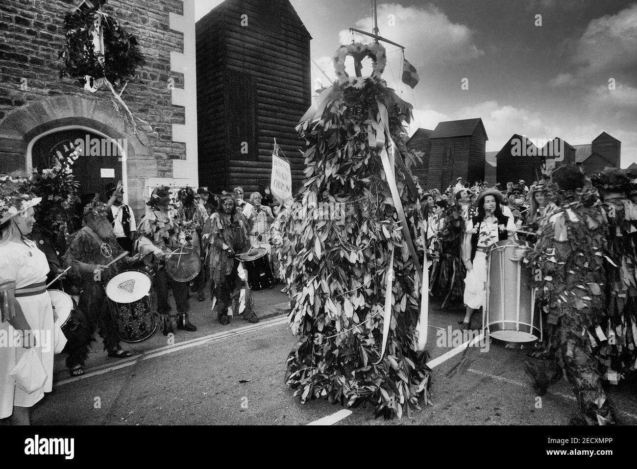 Jack è rilasciato dal museo dei pescatori e danze con Mad Jacks Women, Hastings Traditional Jack in the Green festival, East Sussex, Inghilterra, Regno Unito. Circa anni '90 Foto Stock