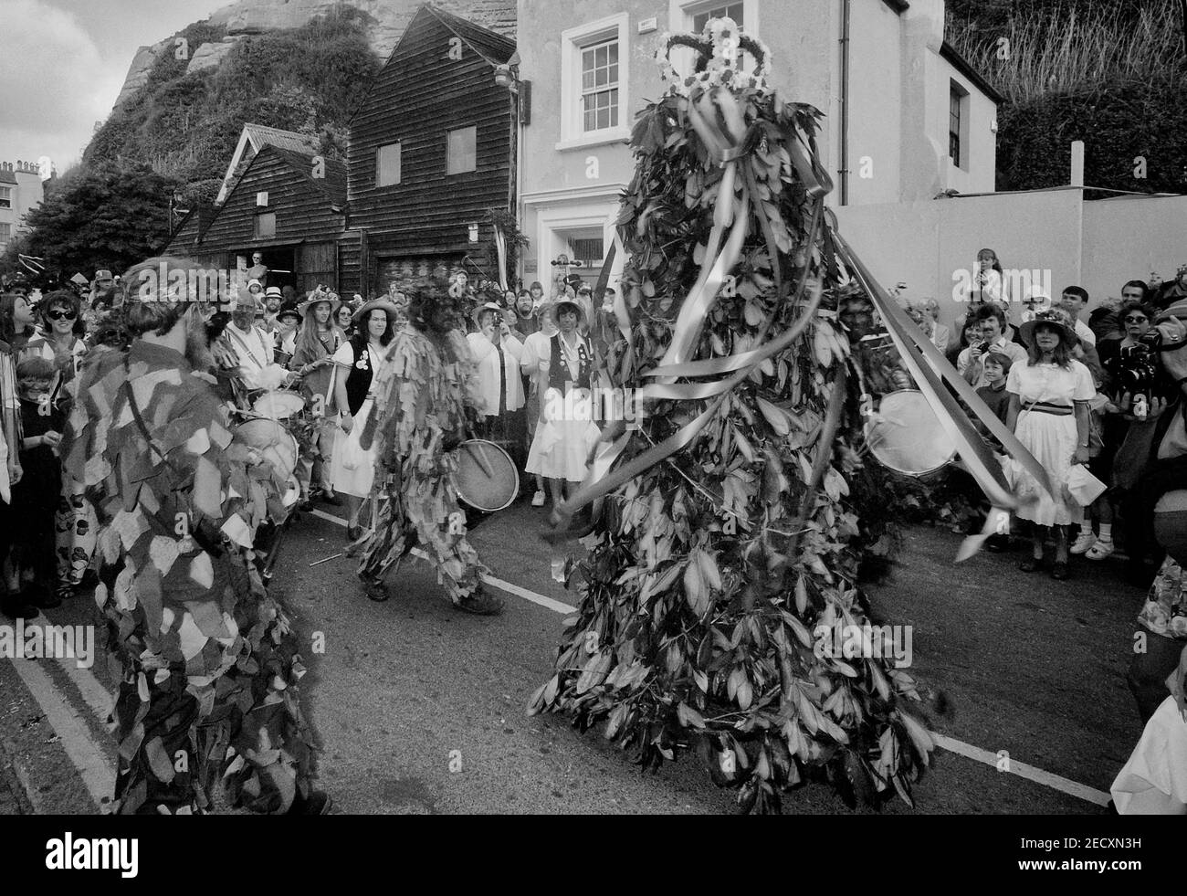 Jack è rilasciato dal museo dei pescatori e danze con Mad Jacks Women, Hastings Traditional Jack in the Green festival, East Sussex, Inghilterra, Regno Unito. Circa anni '80 Foto Stock
