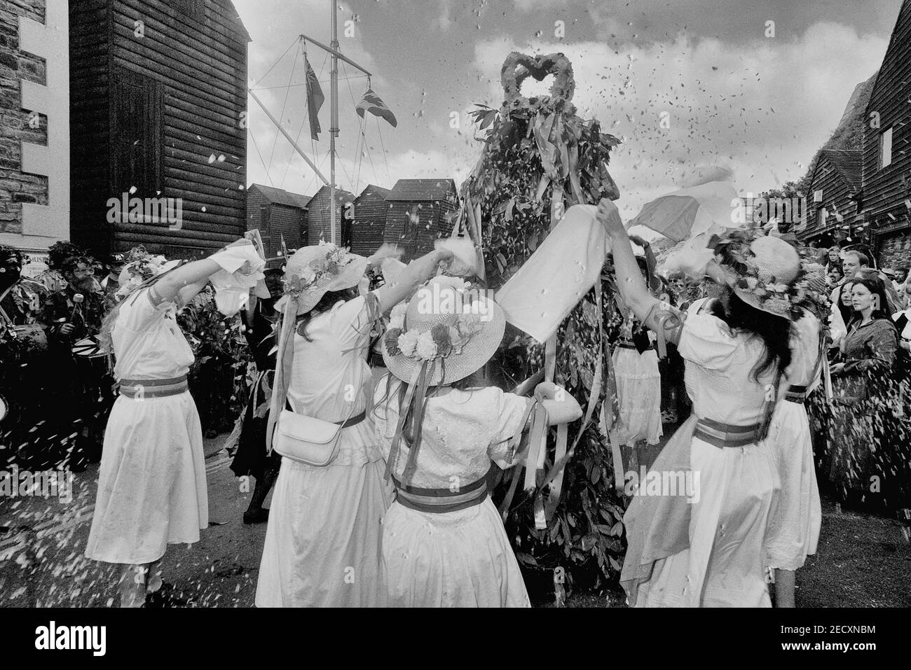 Jack è rilasciato dal museo dei pescatori e danze con Mad Jacks Women, Hastings Traditional Jack in the Green festival, East Sussex, Inghilterra, Regno Unito. Circa anni '80 Foto Stock