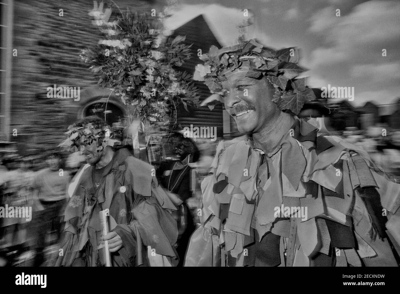 Green Bogies al rilascio di Jack at the Hastings Traditional Jack in the Green festival, Hastings Old Town, Sussex, Inghilterra, Regno Unito. Circa anni '90 Foto Stock