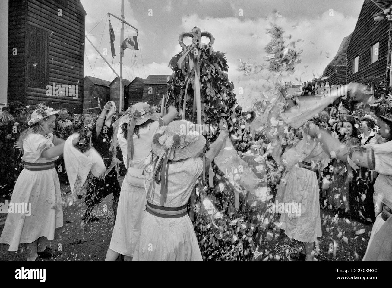 Jack è rilasciato dal museo dei pescatori e danze con Mad Jacks Women, Hastings Traditional Jack in the Green festival, East Sussex, Inghilterra, Regno Unito. Circa anni '80 Foto Stock