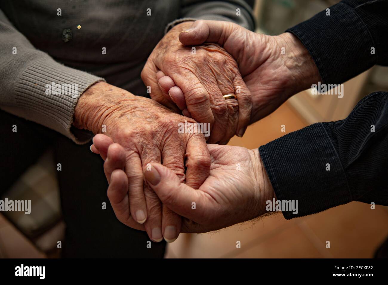 Mani che si aggrappano per forza e incoraggiamento Foto Stock