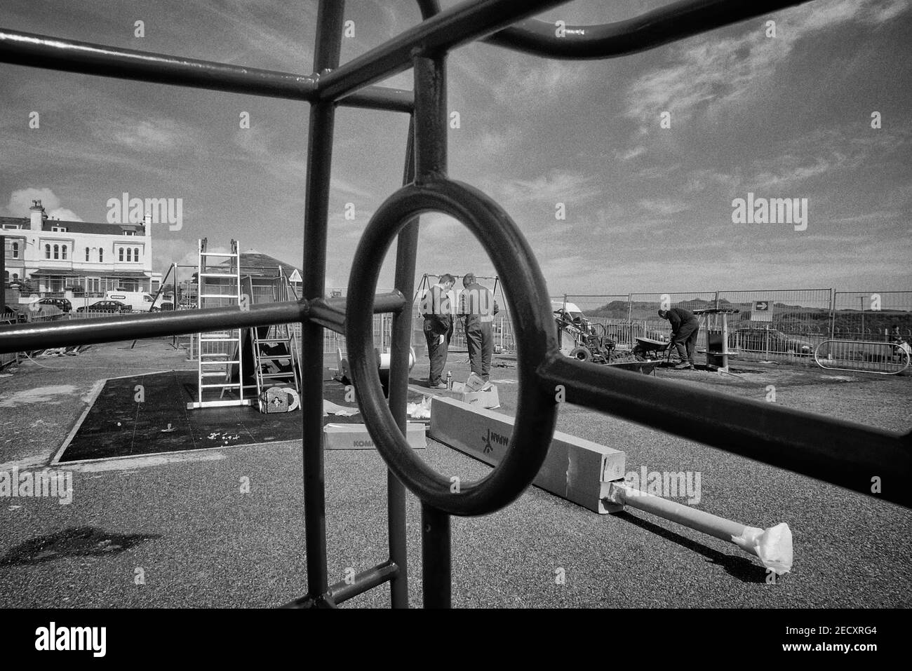 Lavoratori che ristrutturano un parco giochi per bambini a Hastings, East Sussex, Inghilterra, Regno Unito Foto Stock