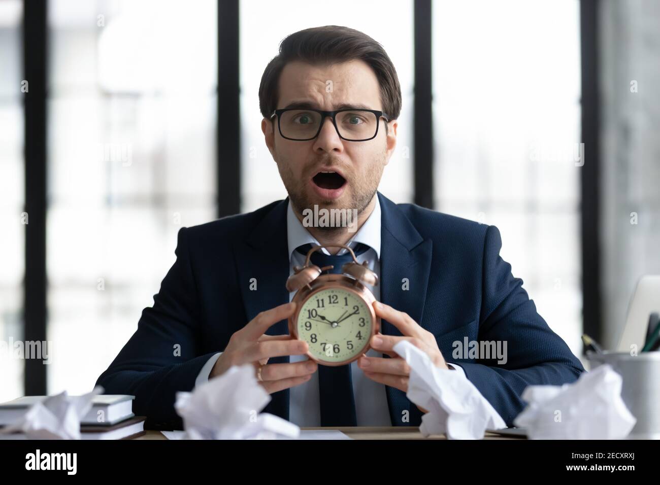 Ritratto di un uomo d'affari ansioso preoccupato per la scadenza Foto Stock