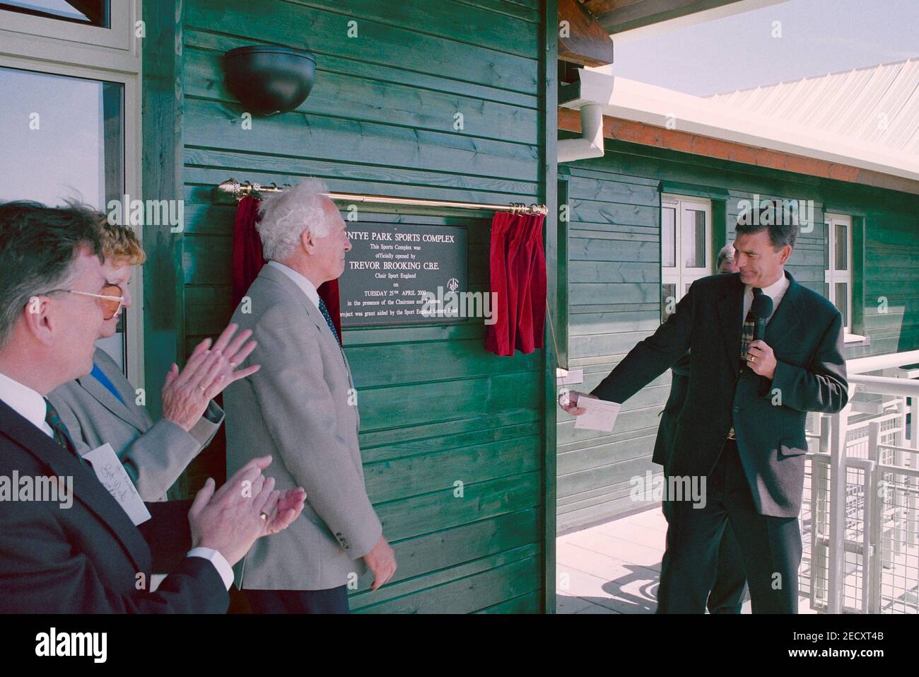 Ex calciatore Trevor Brooking, come presidente di Sport England apre ufficialmente il complesso sportivo Horntye Park, Hastings, East Sussex, Inghilterra, Regno Unito. 25 aprile 2000 Foto Stock