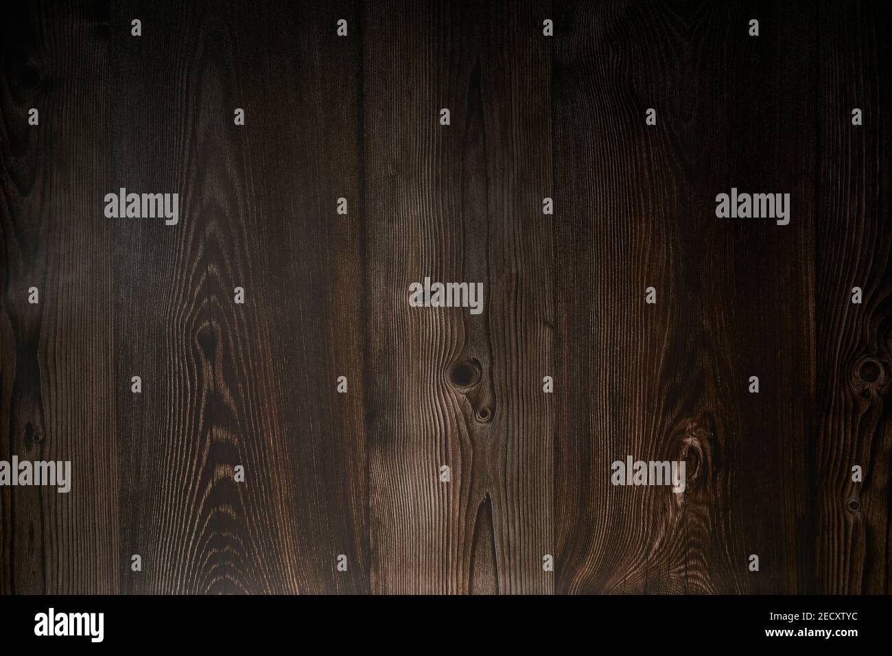 Sfondo verticale di legno scuro. La struttura della superficie del tavolo o della parete di legno. Sfondo per la progettazione, il menu e il testo Foto Stock