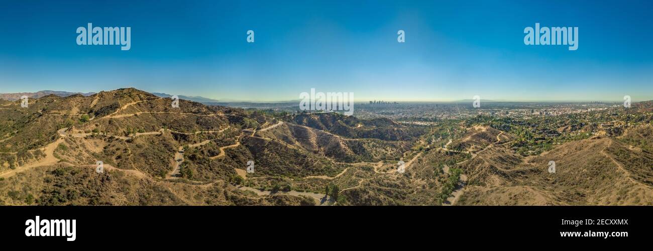 Vista panoramica di Los Angeles e del Griffith Observatory AS Vista dalle colline di Hollywood Foto Stock