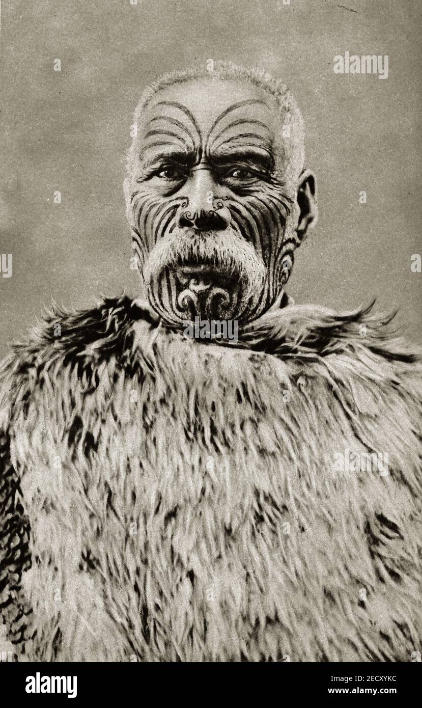 Una foto dei primi del XX secolo di un anziano Maori con Un Ta moko o tatuaggio facciale tradizionale e che indossa un Kahu Kiwi un tradizionale mantello fatto di piume Kiwi Foto Stock