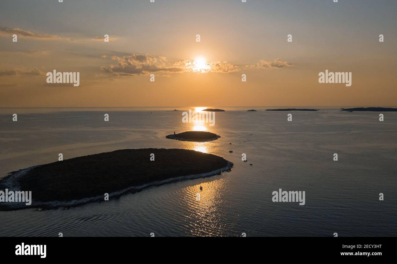 Vista sul drone delle due suore isole Mala e Velika Al tramonto a Rovigno Croazia Foto Stock