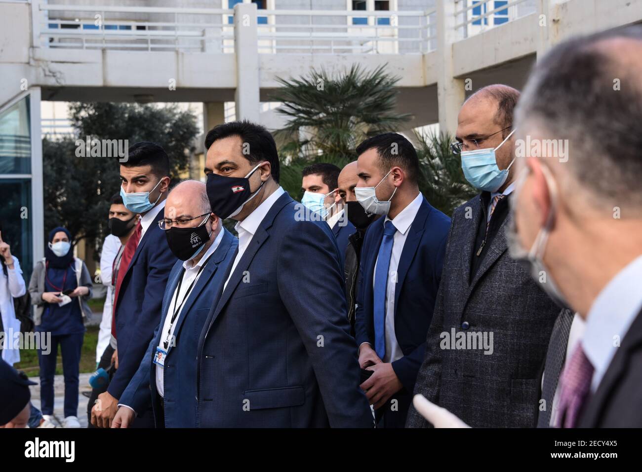 Beirut, Libano, 14 febbraio 2021. Il primo ministro, Hassan Diab, visita il lancio del programma di vaccinazione del Covid-19 in Libano, il giorno di San Valentino, all'ospedale universitario di Rafik Hariri. Diab ha tenuto un discorso in cui si è decillato di essere vaccinato allora, dicendo che preferisce aspettare il suo turno e lasciare che il personale sanitario ricevesse le prime dosi. Elizabeth Fitt Credit: Elizabeth Fitt/Alamy Live News Foto Stock