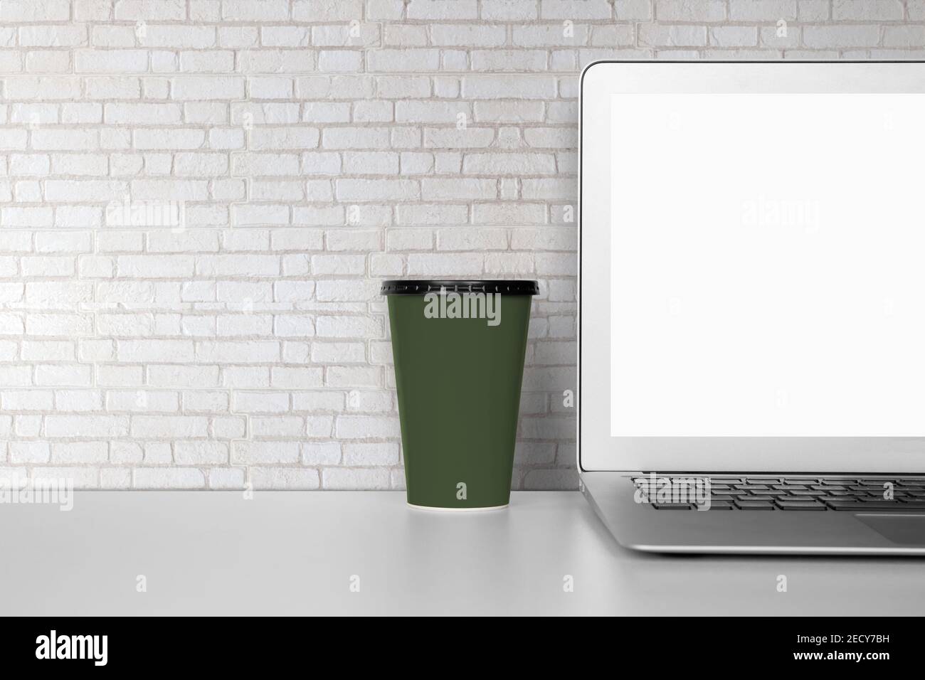 Modello di mockup schermo e coppa per computer portatile con schermo e spazio vuoto sulla scrivania, sul luogo di lavoro e in ufficio, all'interno, all'interno, all'interno, all'interno, alla copia, affari e lavori Foto Stock