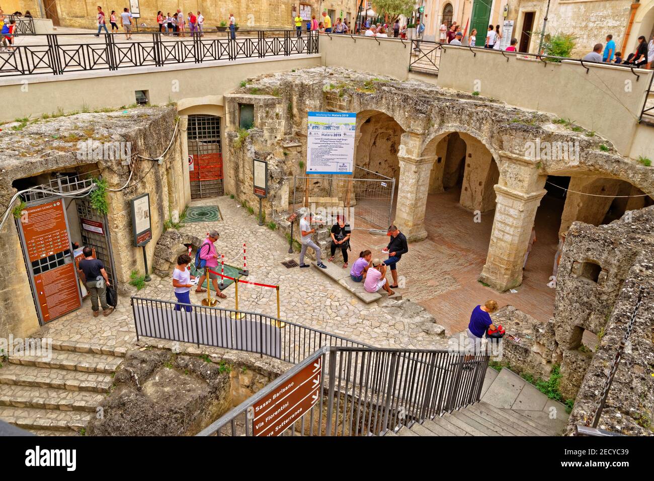 Centro turistico per le vecchie case e catacombe a Matera, Basilicata, Italia. Foto Stock