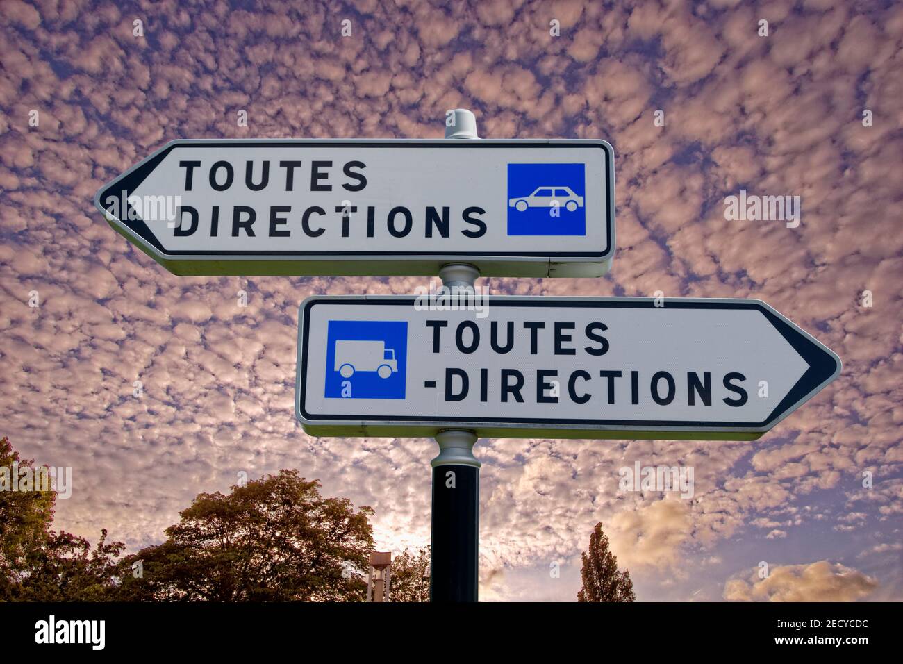 Il francese "Toutes Directions" doppio signpost. Foto Stock