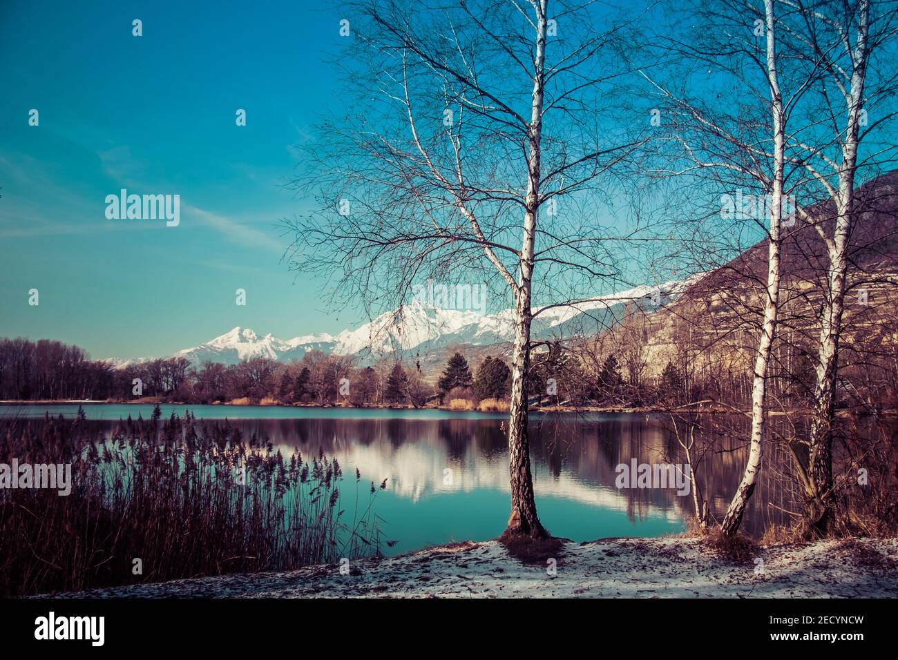 Un piccolo lago vicino al golf club di Cran-Montana, con le montagne riflesse nell'acqua, Sierre, Svizzera Foto Stock