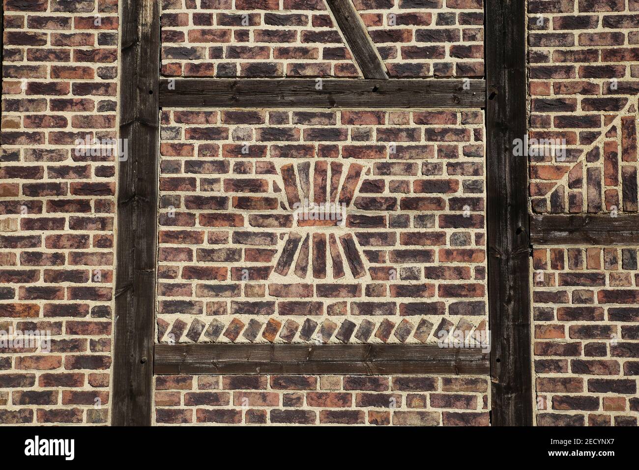 Closeup di isolato rosso mezzo legno casa fattoria muro di mattoni - Germania Foto Stock