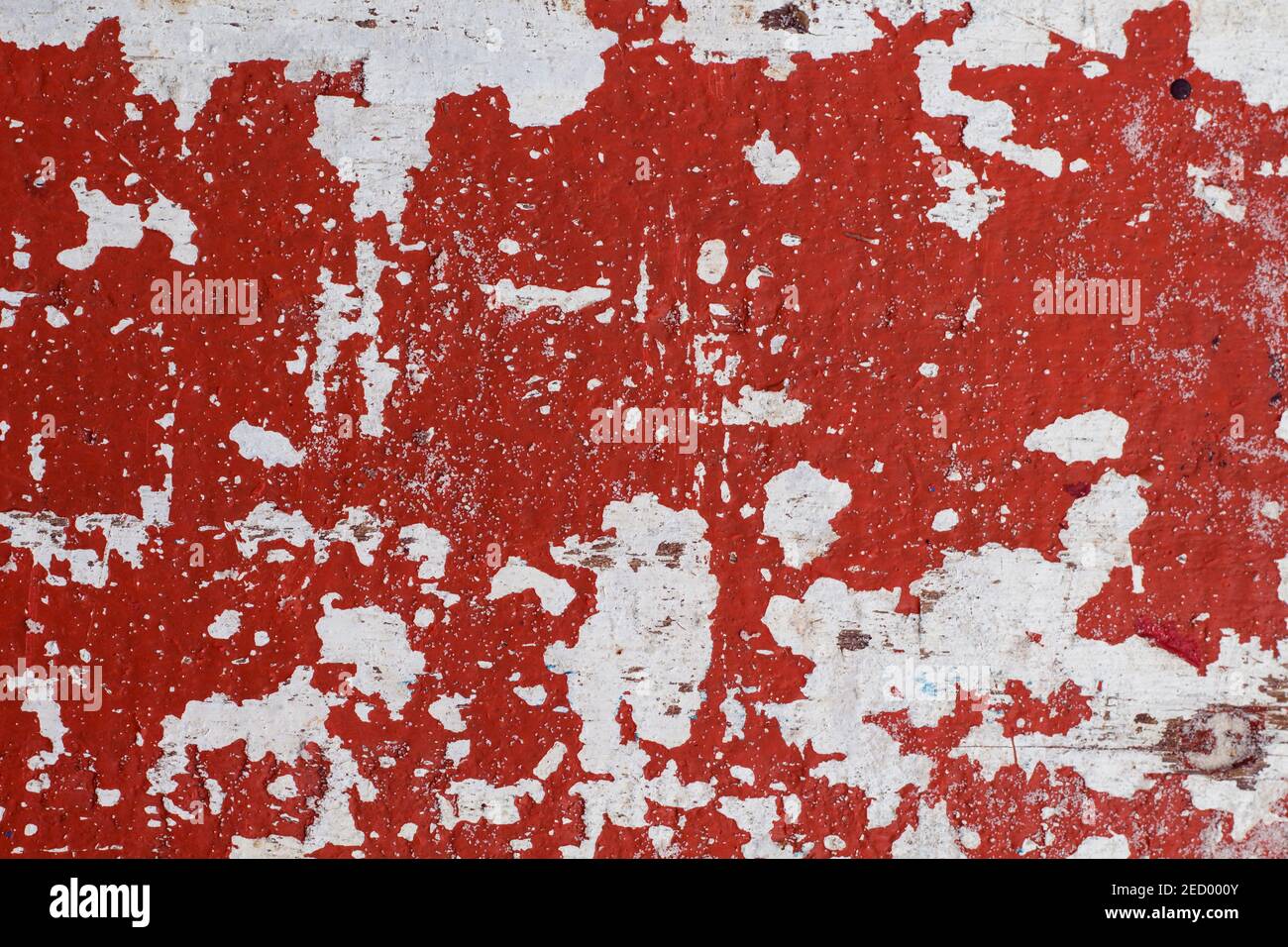 Struttura delle pareti dipinte a tempera con macchie di vernice rossa e  sfondo bianco. Texture verniciata in vernice obsoleta. Closeup di  superficie di scabda grugnosa. Spaccato Foto stock - Alamy