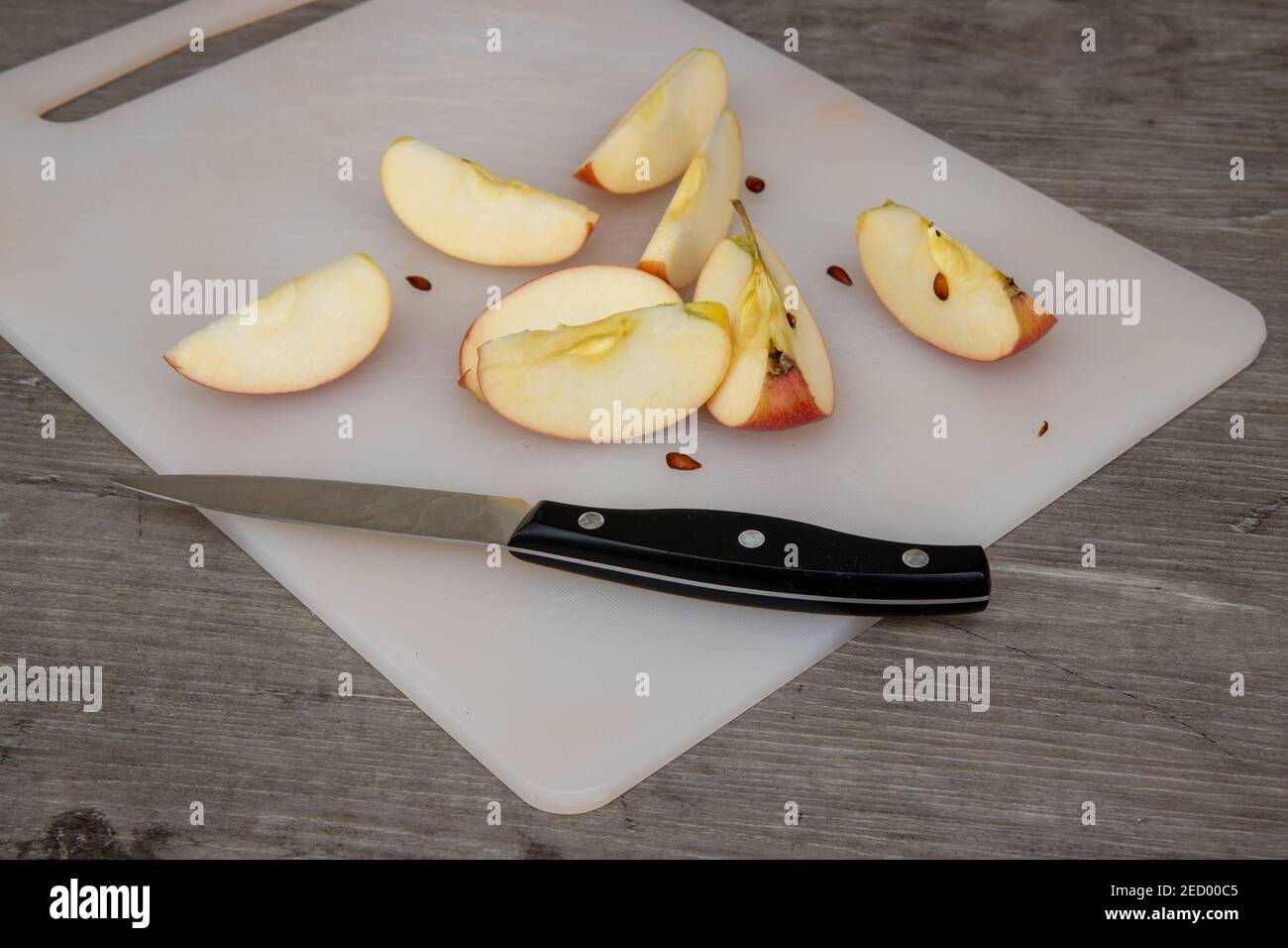 Un tagliere di plastica in una cucina con un coltello tagliare una mela  Foto stock - Alamy