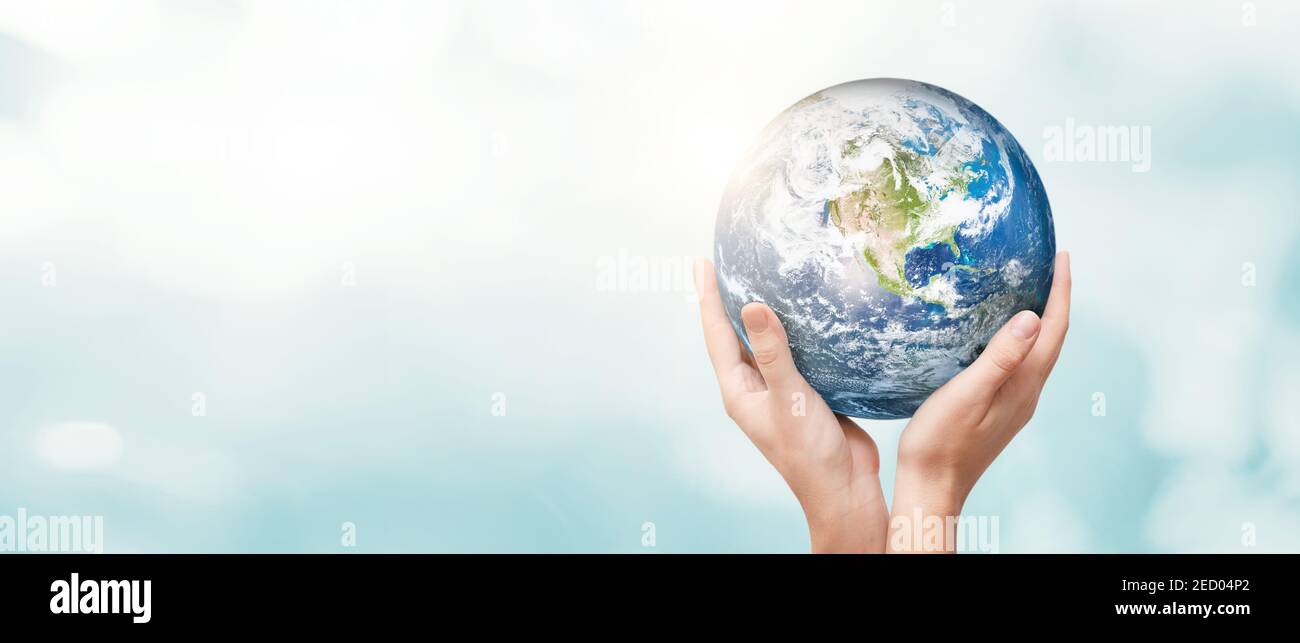 Terra globo nelle mani. Concetto di giornata mondiale dell'ambiente. Elementi di questa immagine forniti dalla NASA Foto Stock