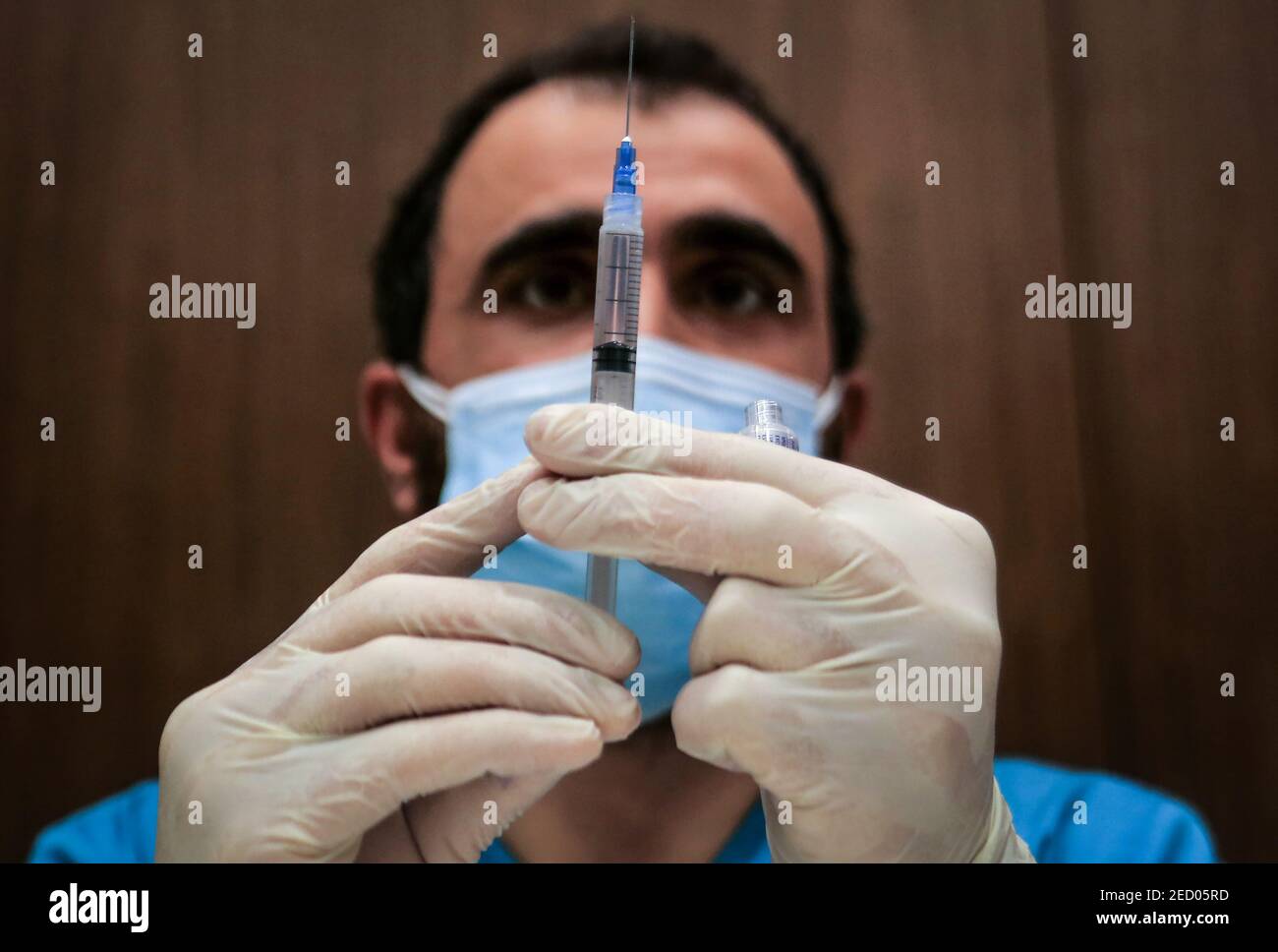 Beirut, Libano. 14 Feb 2021. Un operatore sanitario prepara una dose di vaccino Pfizer/BioNTech coronavirus (COVID-19) presso l'American University Medical Center. Il Libano ha ricevuto ieri, sabato, la prima partita di vaccino. Credit: Marwan Naamani/dpa/Alamy Live News Foto Stock