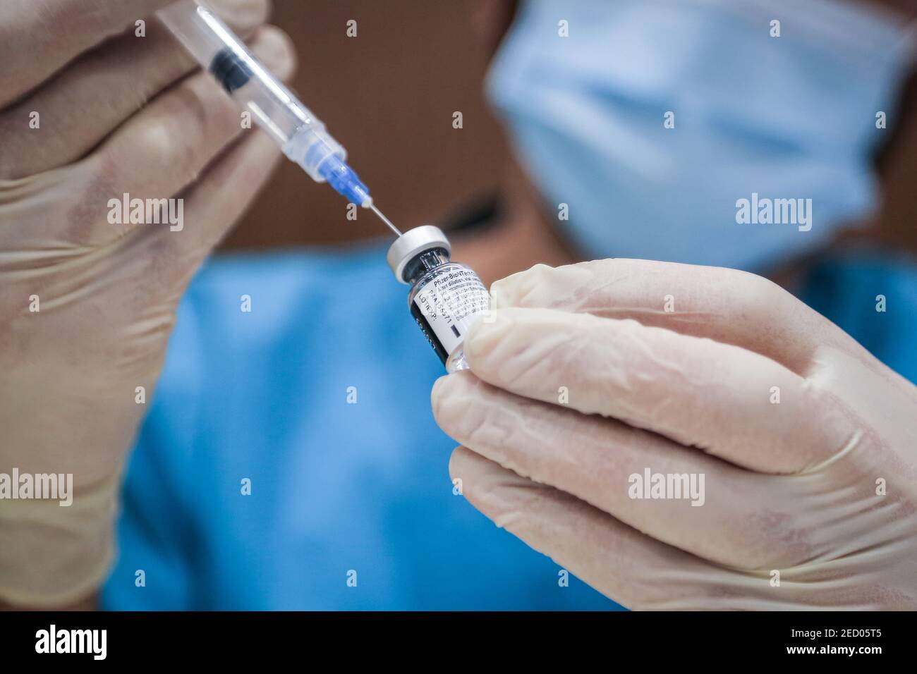 Beirut, Libano. 14 Feb 2021. Un operatore sanitario prepara una dose di vaccino Pfizer/BioNTech coronavirus (COVID-19) presso l'American University Medical Center. Il Libano ha ricevuto ieri, sabato, la prima partita di vaccino. Credit: Marwan Naamani/dpa/Alamy Live News Foto Stock