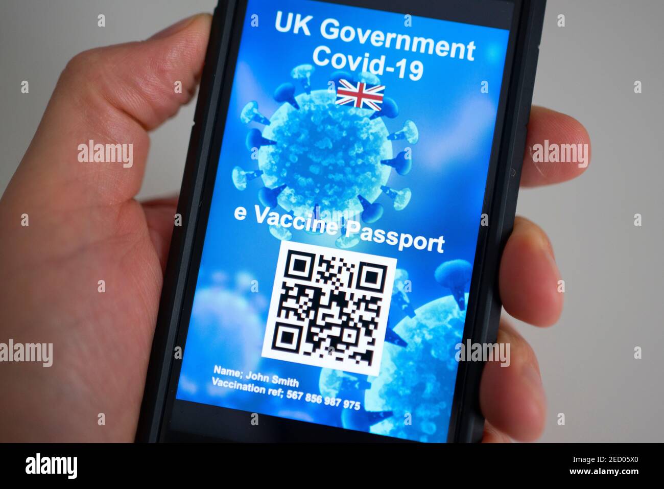 Progettazione concettuale di un possibile passaporto elettronico per la vaccinazione Covid-19 nel Regno Unito utilizzando il codice QR su uno smartphone. Foto Stock Progettazione concettuale di un possibile passaporto elettronico per la vaccinazione Covid-19 nel Regno Unito utilizzando il codice QR su uno smartphone. Foto Stock