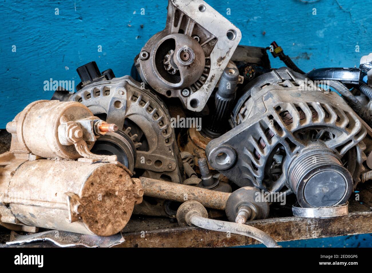 Una serie di vecchie parti per autoveicoli, tra cui alternatori, motorini di avviamento e motori. Foto perfetta per il lavoro, l'arte e l'artigianato. Foto Stock