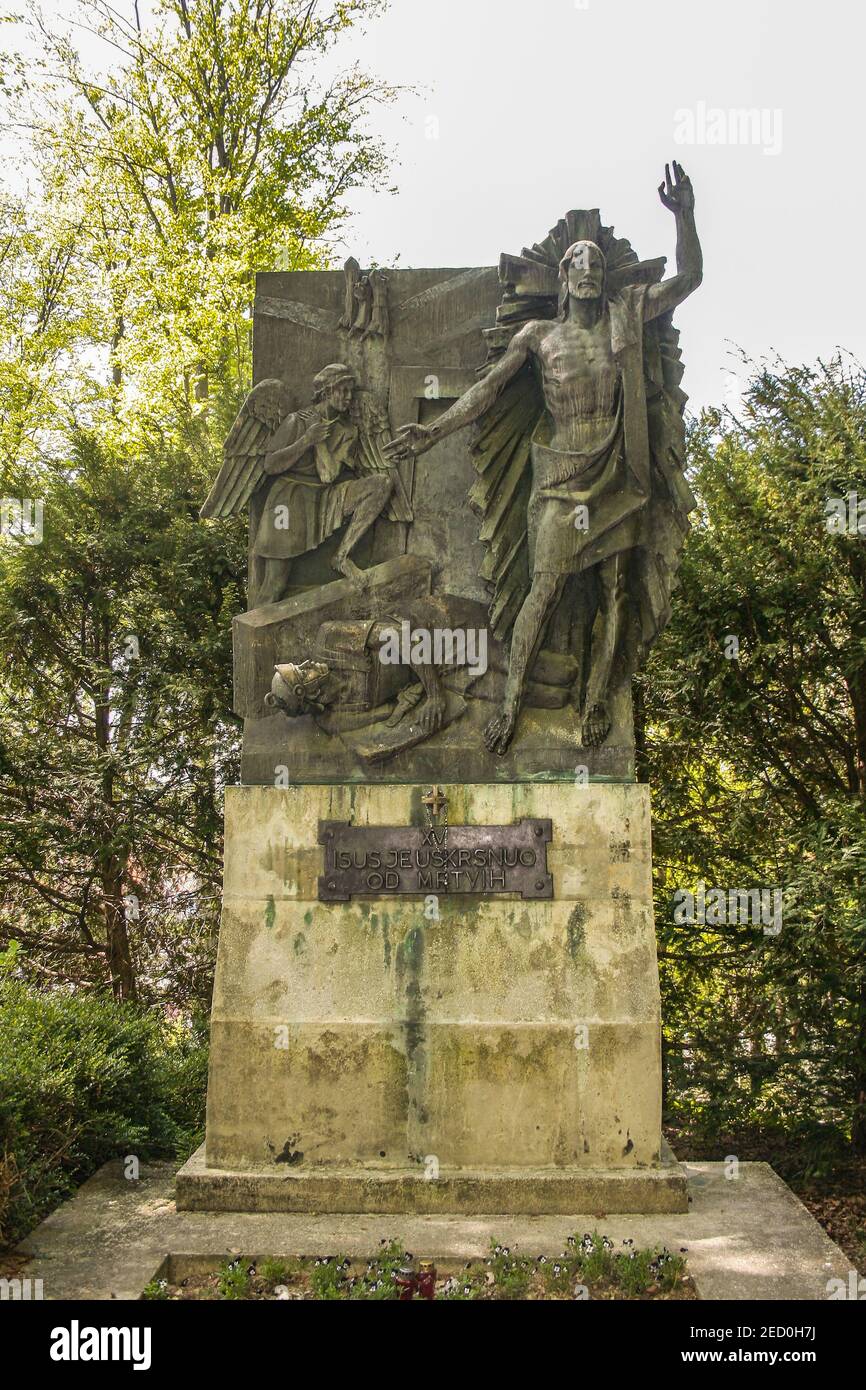 Il santuario di Marija Bistrica, Croazia, Europa. Marija Bistrica è il più grande santuario mariano della Croazia, si trova nella parte sud-est della croata Zagorje, sulle pendici settentrionali della montagna sopra Zagabria si trova a circa quaranta chilometri di distanza dalla capitale. La collina della Via Crucis con monumenti situati ad ogni tappa. Stazione 15 (opzionale) - Resurrezione di Gesù. Foto Stock