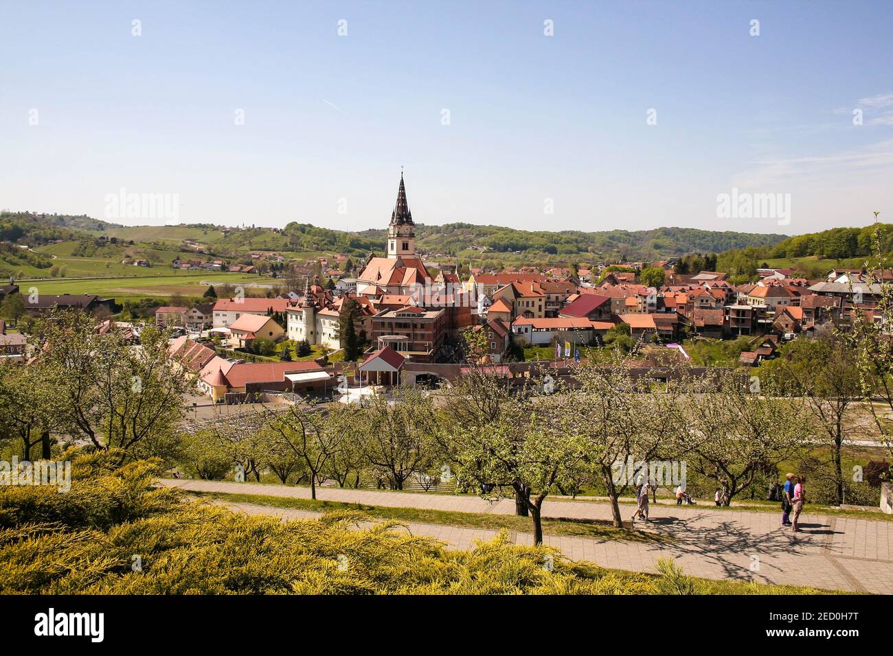 Il santuario di Marija Bistrica, Croazia, Europa. Marija Bistrica è il più grande santuario mariano della Croazia, si trova nella parte sud-est della croata Zagorje, sulle pendici settentrionali della montagna sopra Zagabria si trova a circa quaranta chilometri di distanza dalla capitale. Vista dalla collina della Via Crucis. Foto Stock