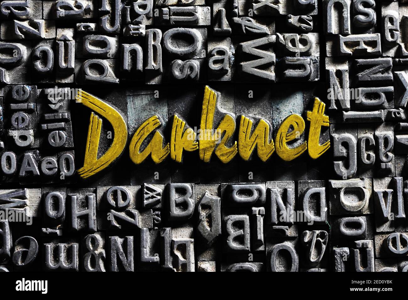 Vecchie lettere di piombo con scrittura dorata, darknet di parola Foto Stock