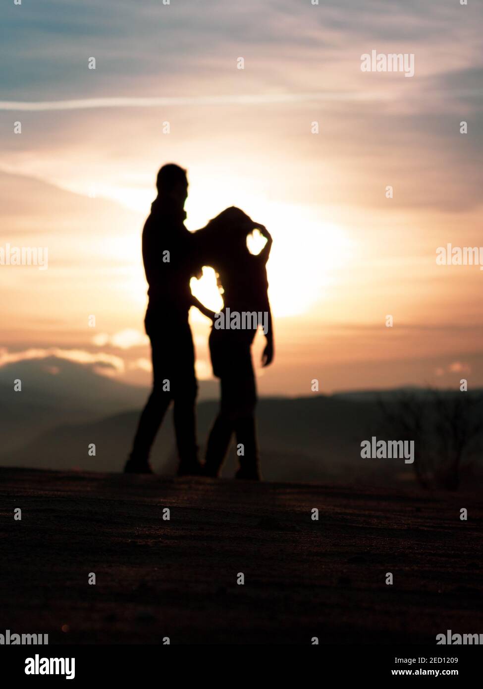 Danza giovane coppia in silhouette durante l'alba in Cappadocia, cielo colorato sullo sfondo Foto Stock