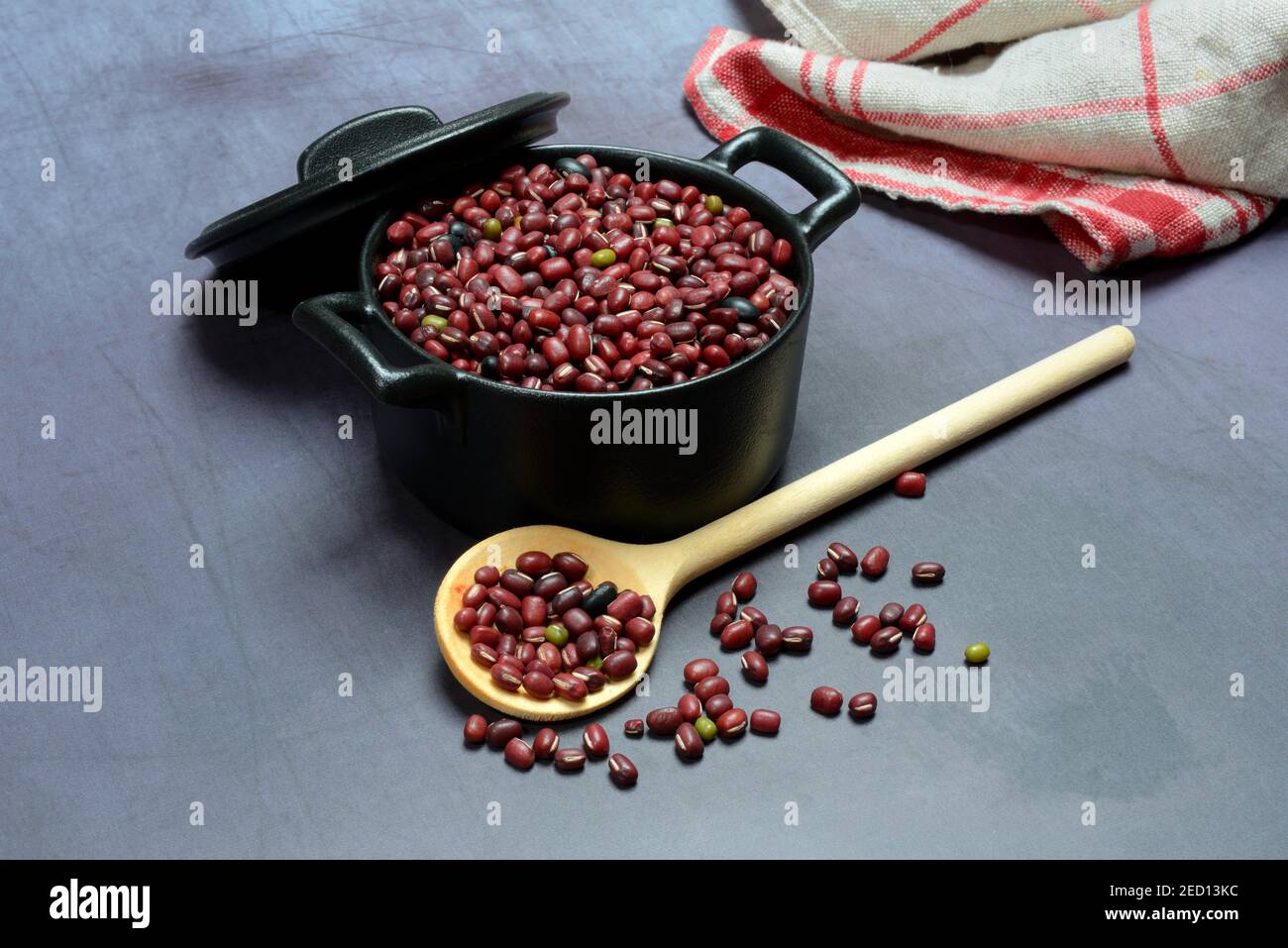 Fagioli secchi in pentola di ghisa, cucchiaio da cucina, Germania Foto Stock