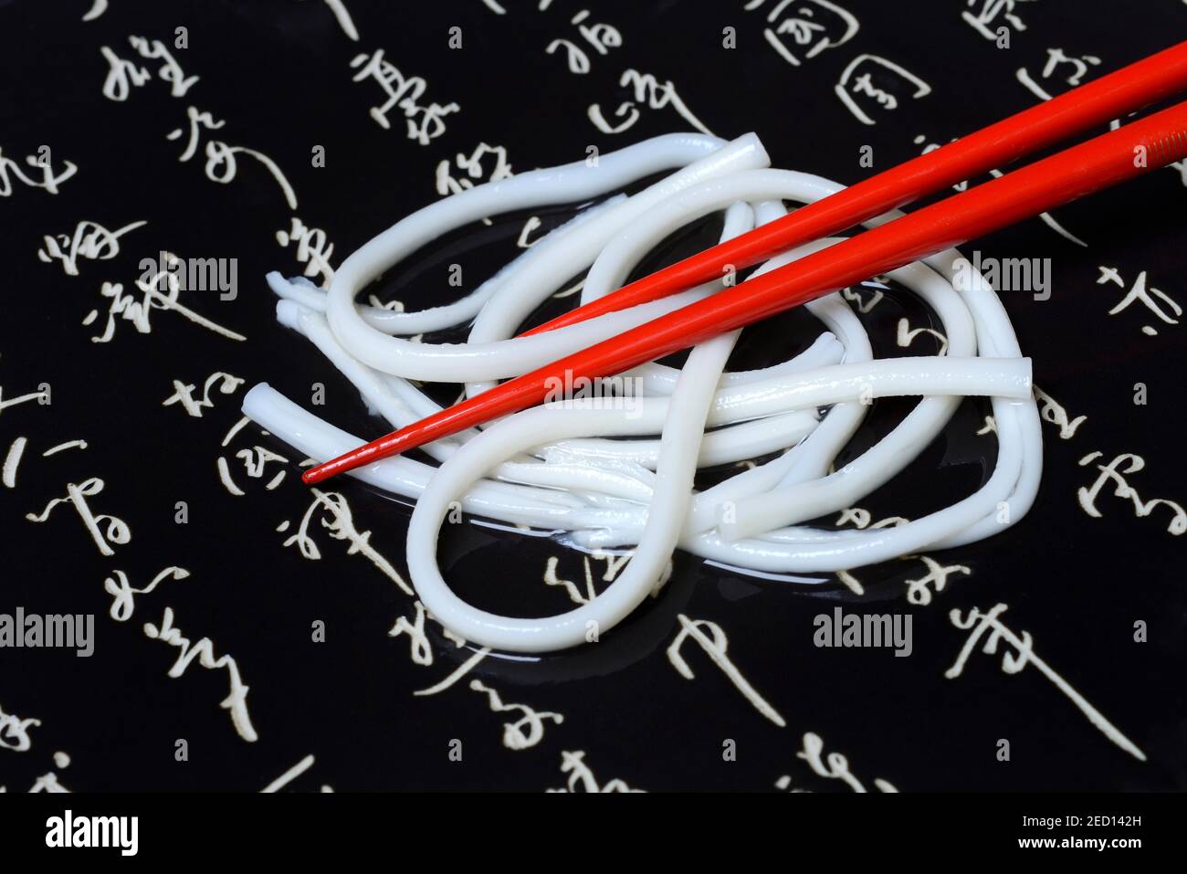 Udon, tagliatelle di grano giapponese con bastoncini in ciotola con personaggi, Germania Foto Stock