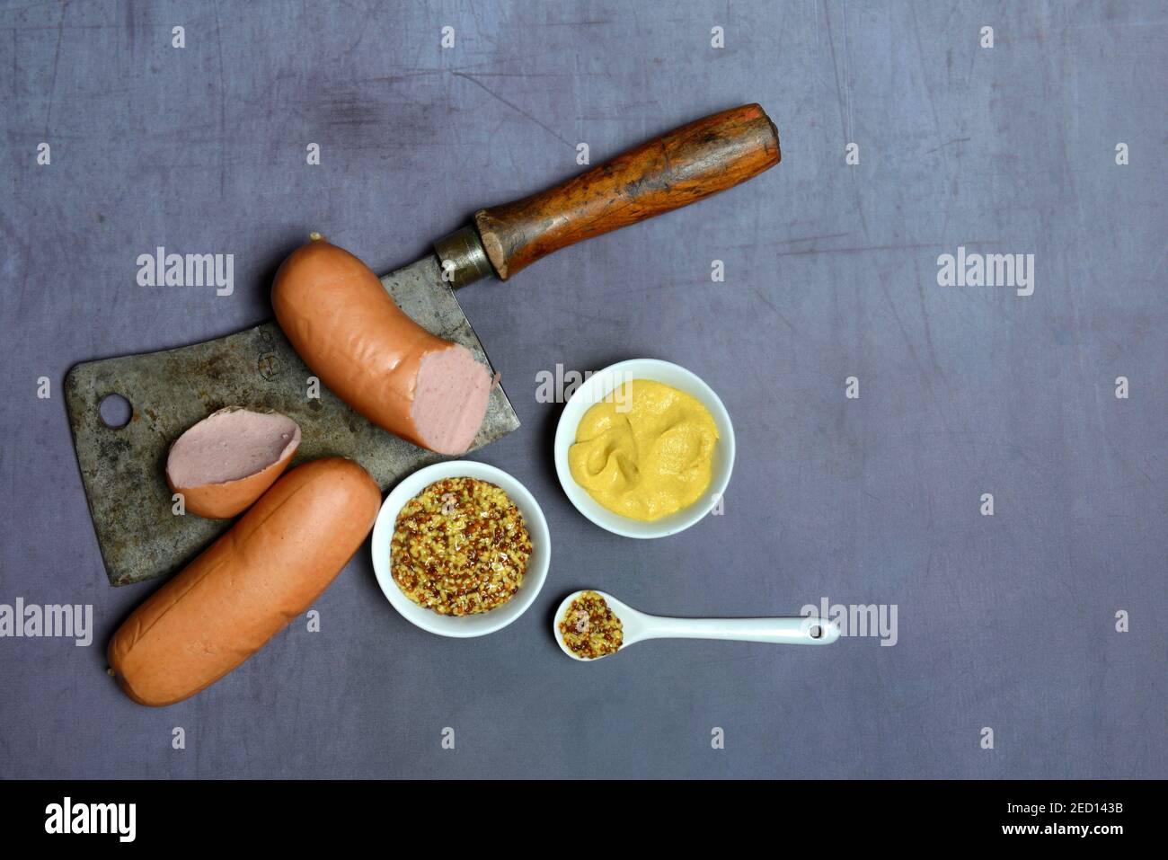 Senape in vassoi e salsiccia di carne, Germania Foto Stock