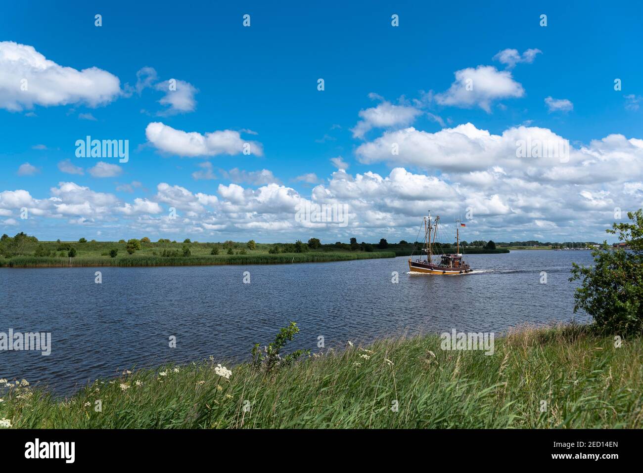 Taglierina per granchi nel Leyhoerner-Sieltief, Greetsiel, bassa Sassonia, Germania Foto Stock