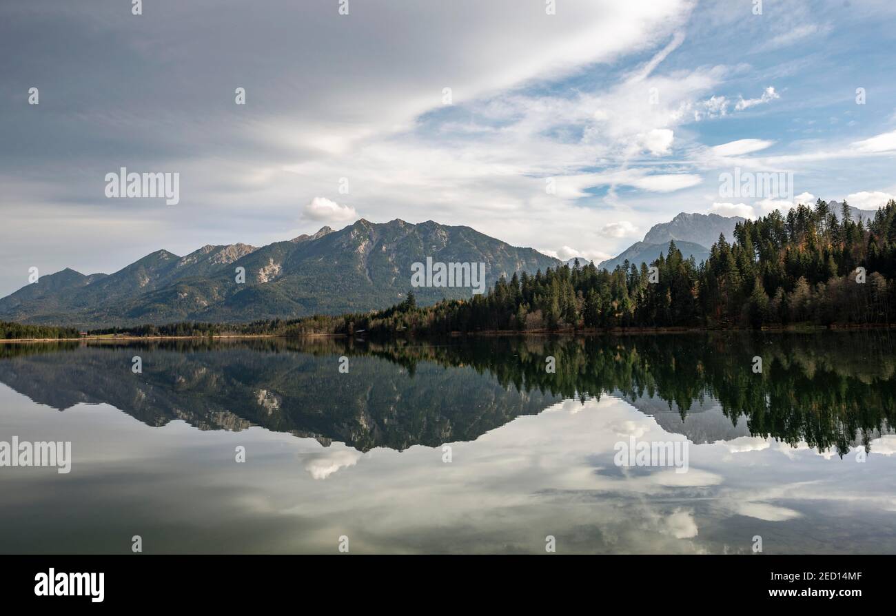 Barmsee, Soierngruppe si riflette nel lago, ai piedi di Karwendel, Kruen, vicino a Mittenwald, alta Baviera, Baviera, Germania Foto Stock