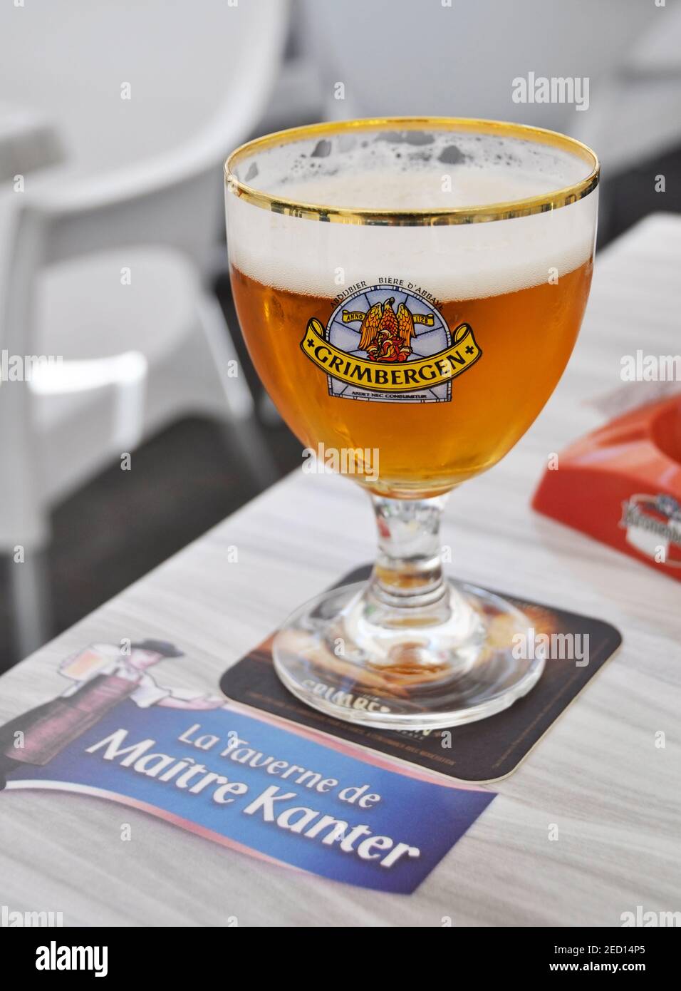 Bicchiere di birra Grimbergen servito alla Taverne de Maitre Kanter Foto  stock - Alamy